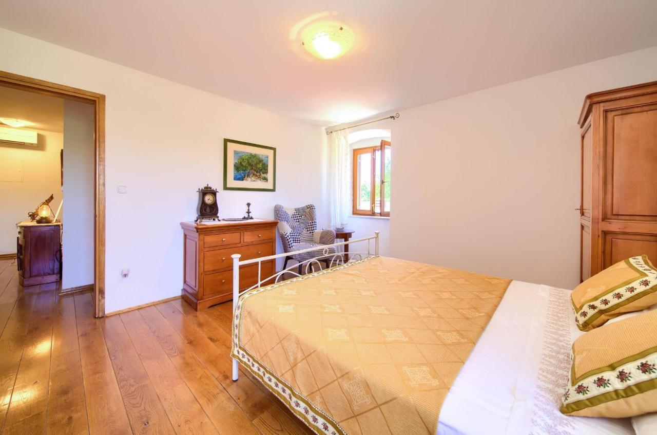 Holiday Home Lavanda Kornic Bagian luar foto