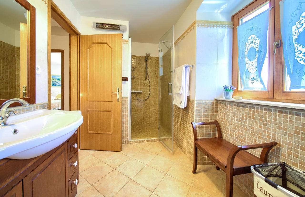 Holiday Home Lavanda Kornic Bagian luar foto