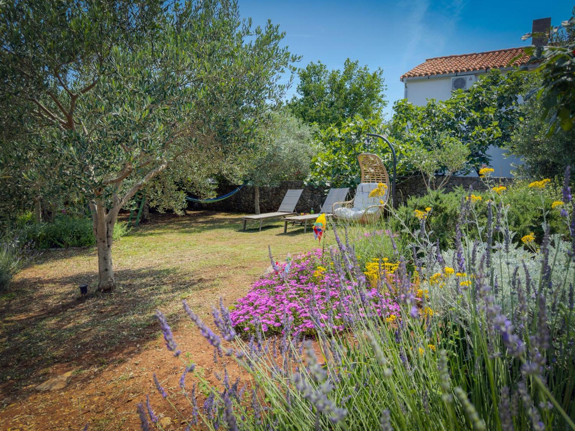 Holiday Home Lavanda Kornic Bagian luar foto