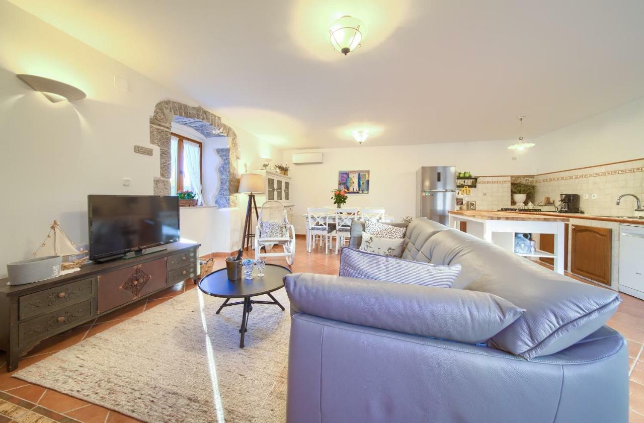 Holiday Home Lavanda Kornic Bagian luar foto